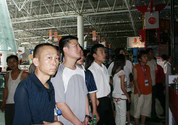 觀眾在我校動漫展區觀看三維動畫捕捉儀