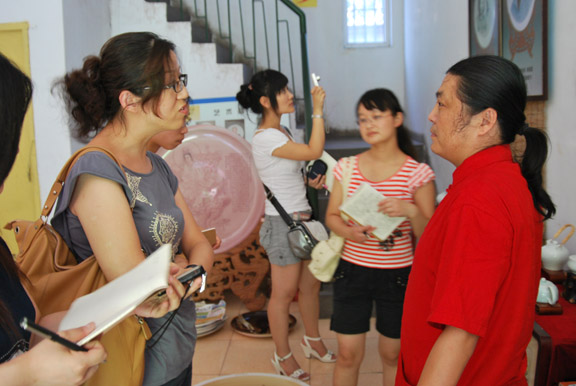 調研小組采訪刻瓷藝術大師